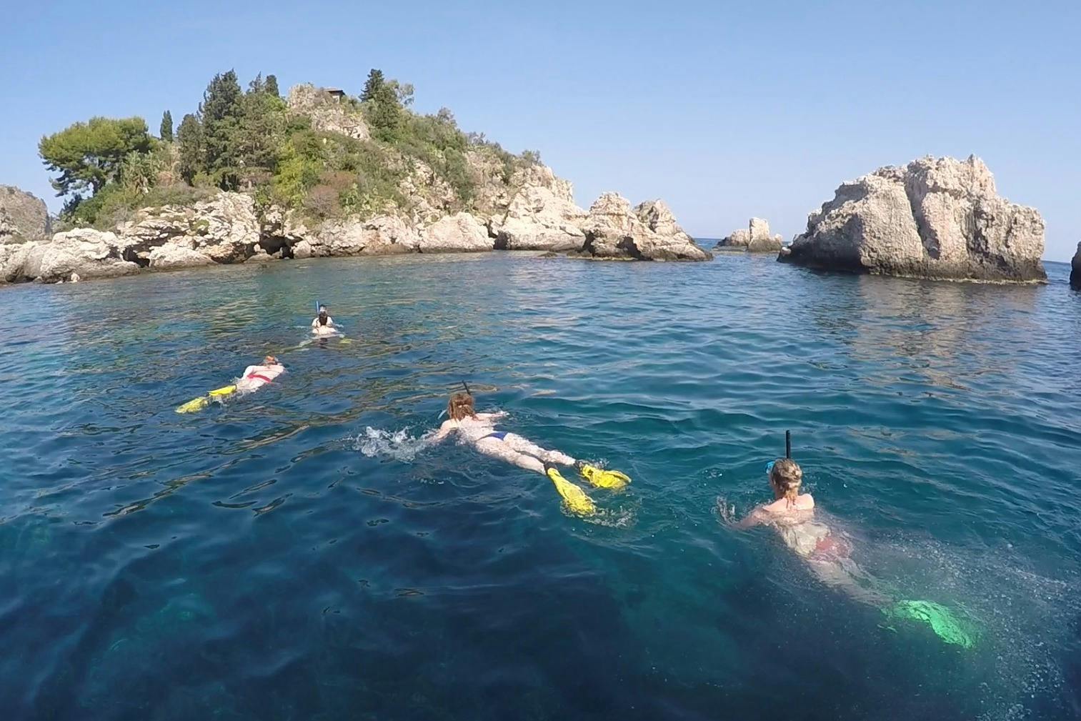 nuotare nelle acque cristalline dell'Isola Bella