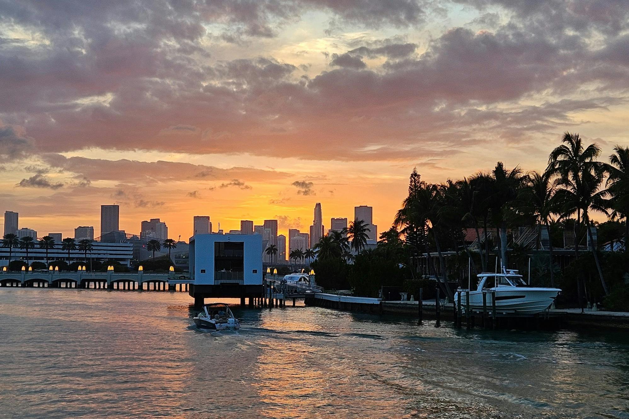 Palm Island mit der Skyline von Miami im Hintergrund