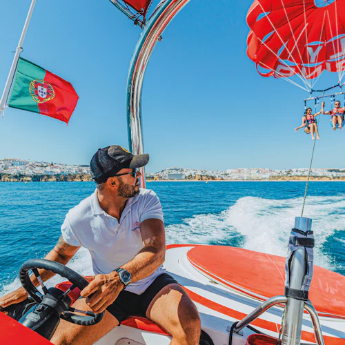 Albufeira: Experiência guiada de Parasailing - Photo 5