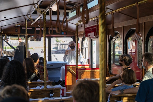 ドバイの伝統：伝統的なトロリーバスで行くインタラクティブなドバイ・バスツアー(即日発券)