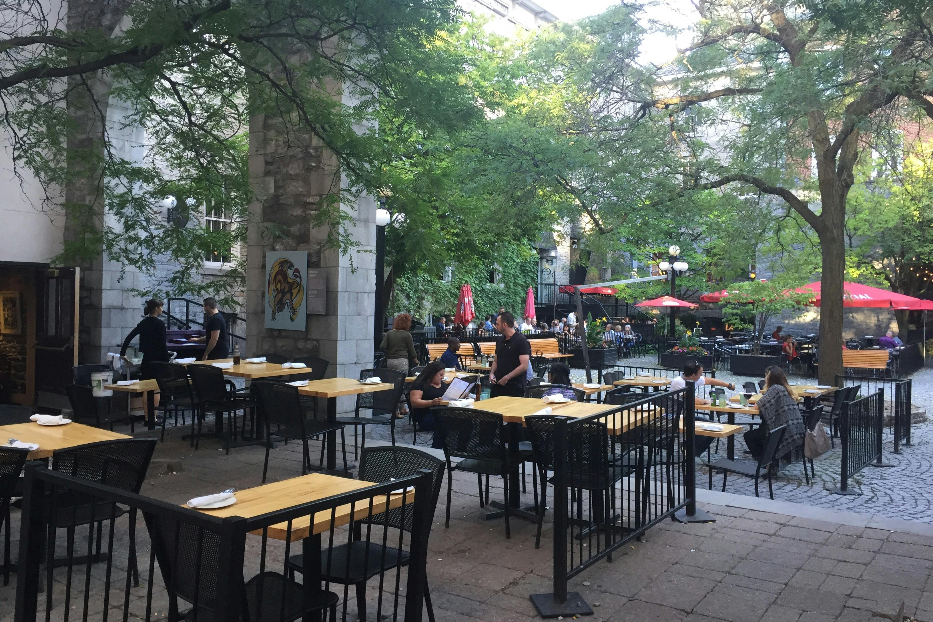 Restaurace Clarendon Courtyard na trhu ByWard Market