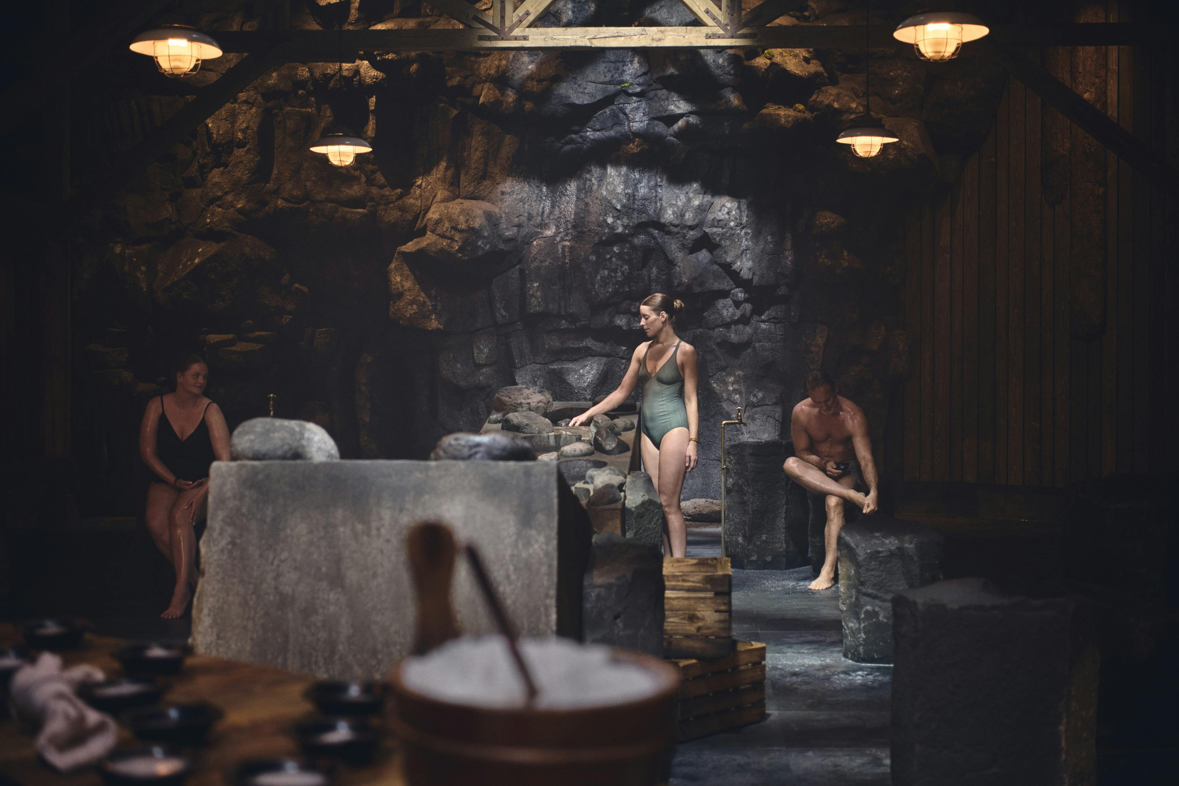 水疗中心里的人