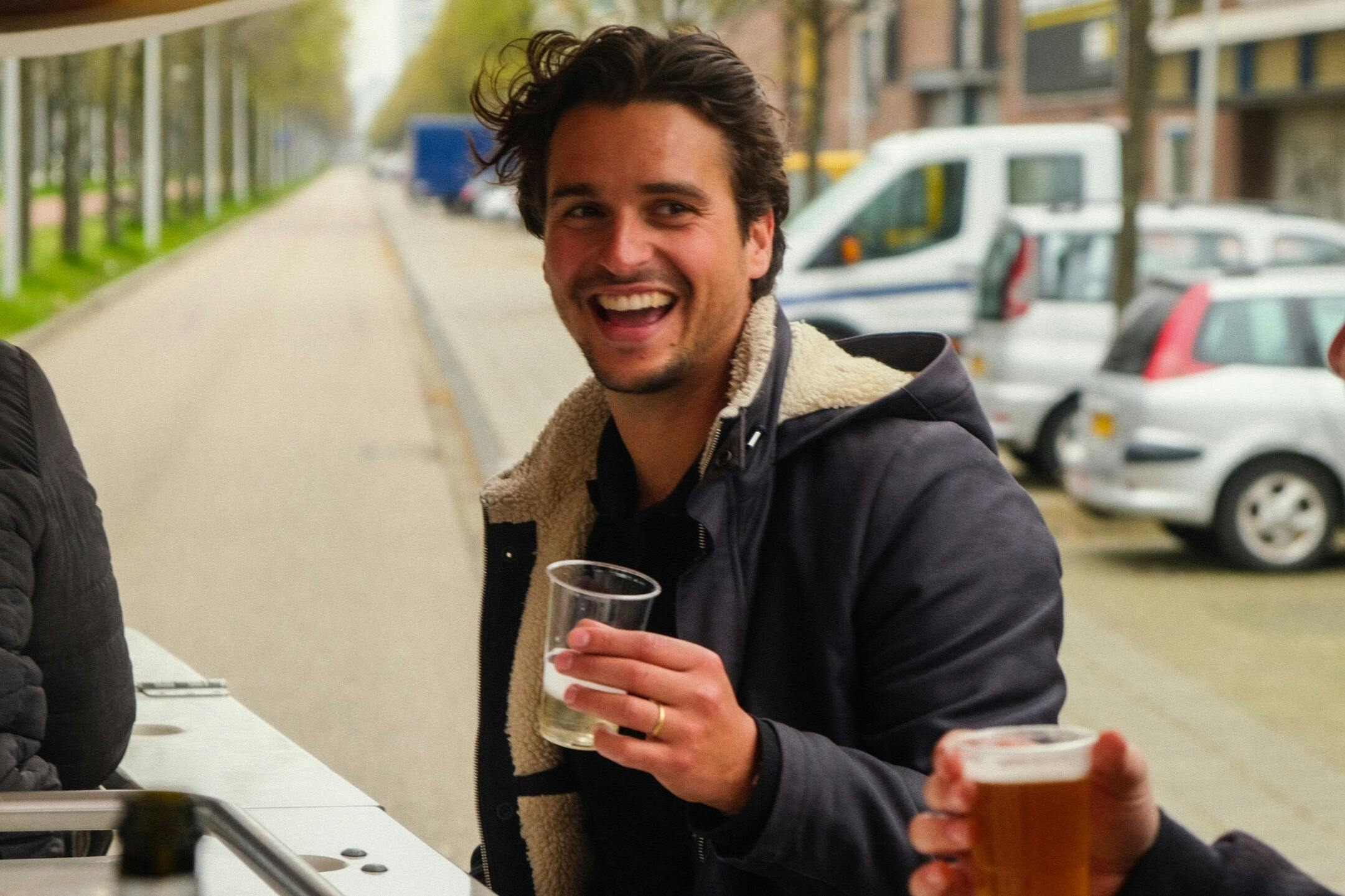 伝説的なアムステルダムのビール自転車を楽しもう