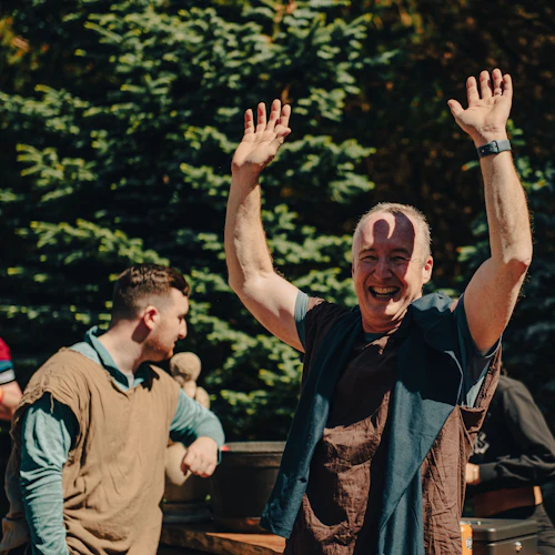 En segerrik gladiator njuter av sin triumf, draperad i den romerska plebens traditionella dräkt