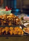 Spróbuj różnorodnego kambodżańskiego jedzenia ulicznego, w tym słynnego khmerskiego makaronu, soczystego kurczaka z grilla.