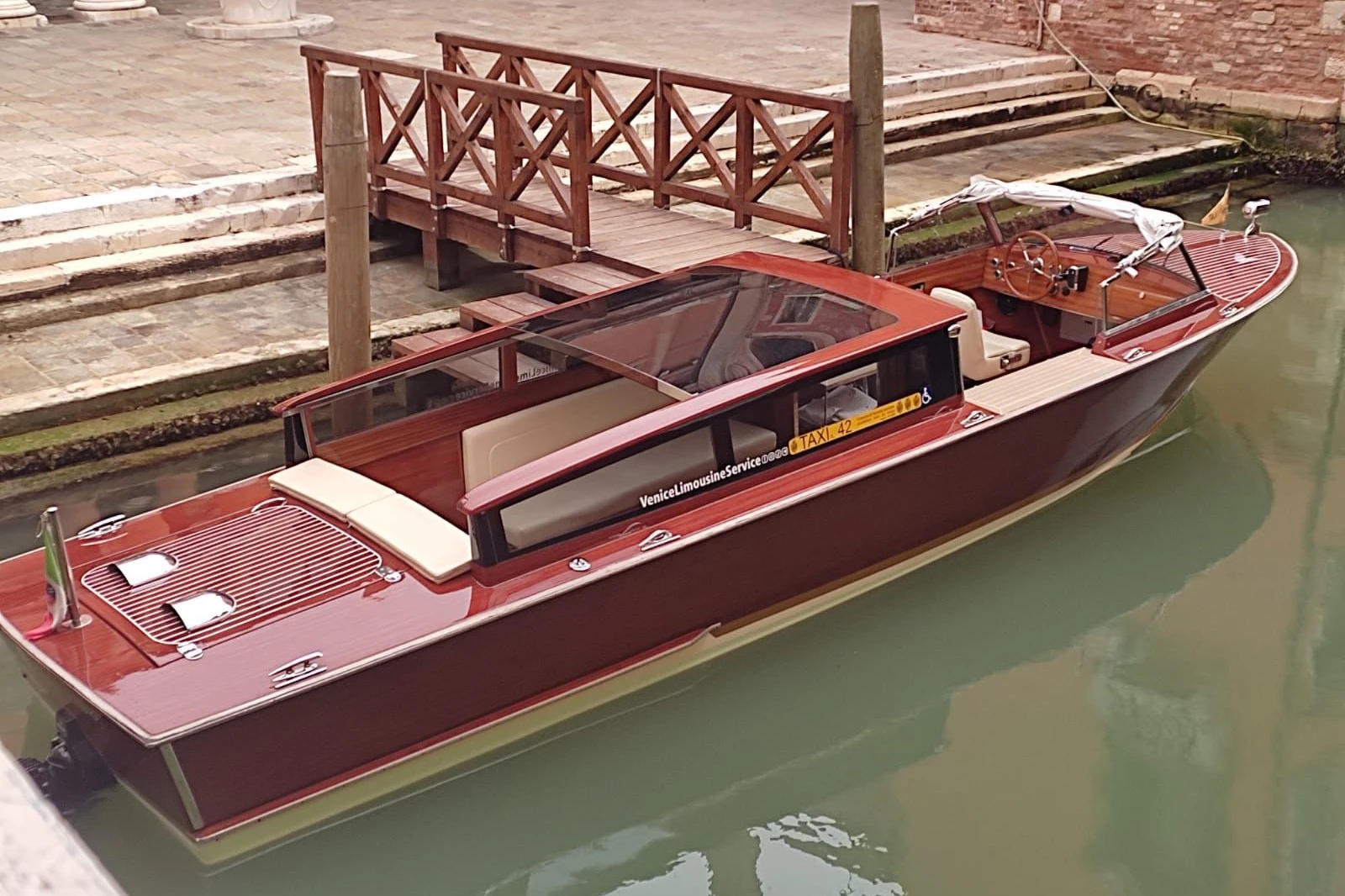 Venice: Private Water Taxi From/To Santa Lucia Train Station & Your Hotel
