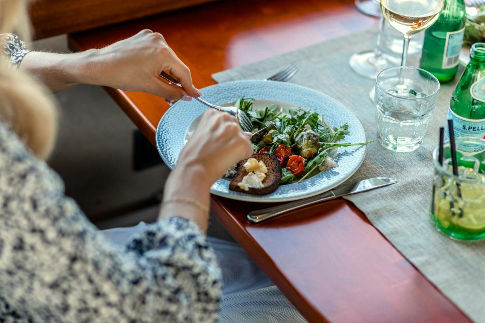Den traditionelle øbuffet er valgfri, og det anbefales at reservere bord på restauranten på forhånd.