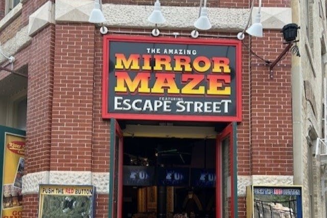 Úžasné zrcadlové bludiště Útěk