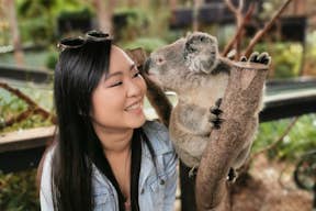 Hembra haciéndose una foto con un koala