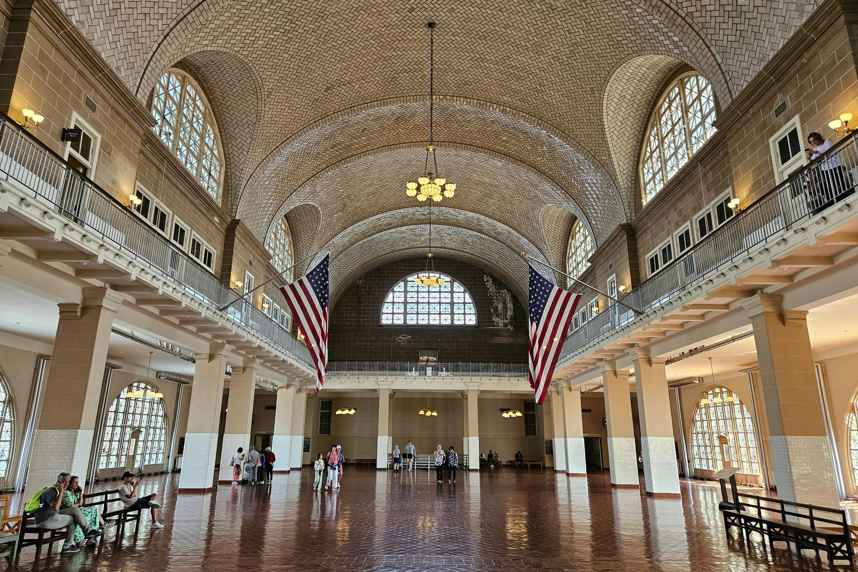 移民が米国に入国する際に処理された大ホールを見る