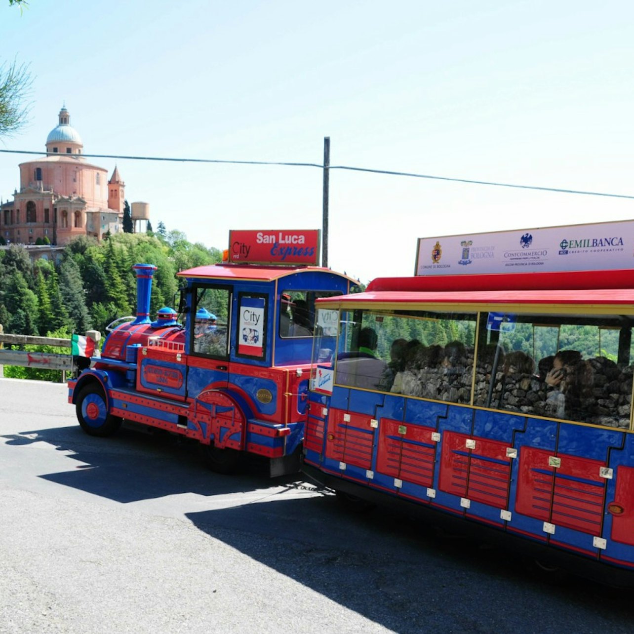 Autobús rojo de la ciudad de Bolonia y Expreso de San Luca: Pase de 1 día - Alojamientos en Bolonia