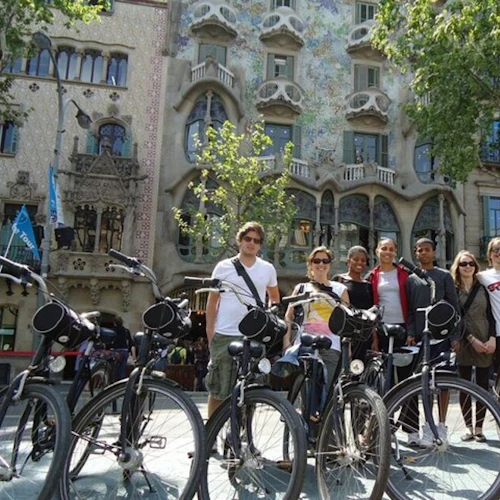 Barcelona: Highlights Bike Tour in English - Photo 3