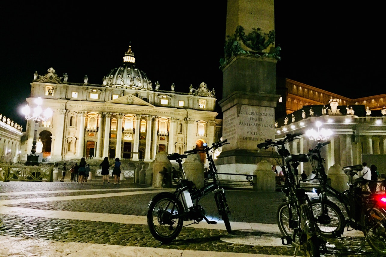 Roma de noche: Visita guiada en bicicleta eléctrica con degustación de salami, queso y vino - Alojamientos en Roma