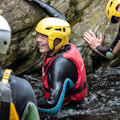 Persone che fanno canyoning