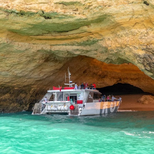 Benagil y Costa: Excursión en Catamarán desde Albufeira