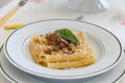 Tasta la típica pasta napolitana.