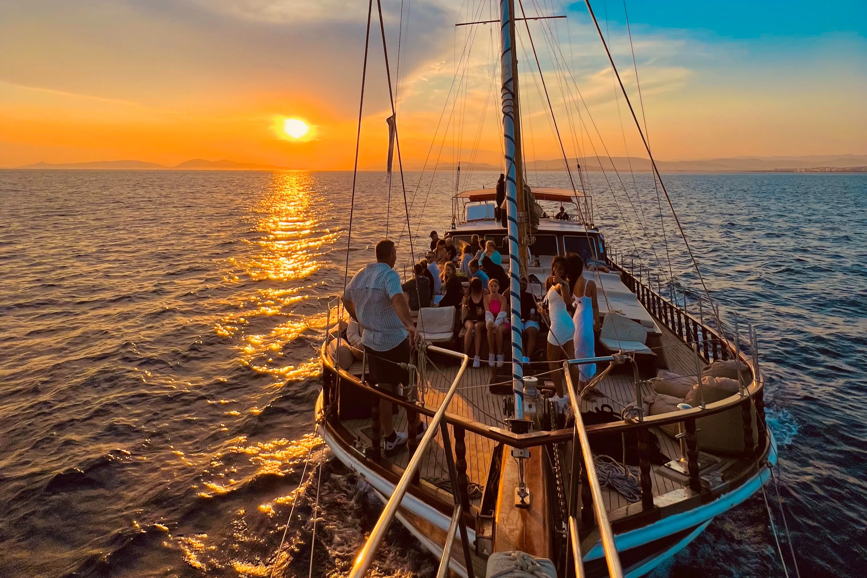 Athens: Riviera Sunset Party Boat with Drinks and Snacks
