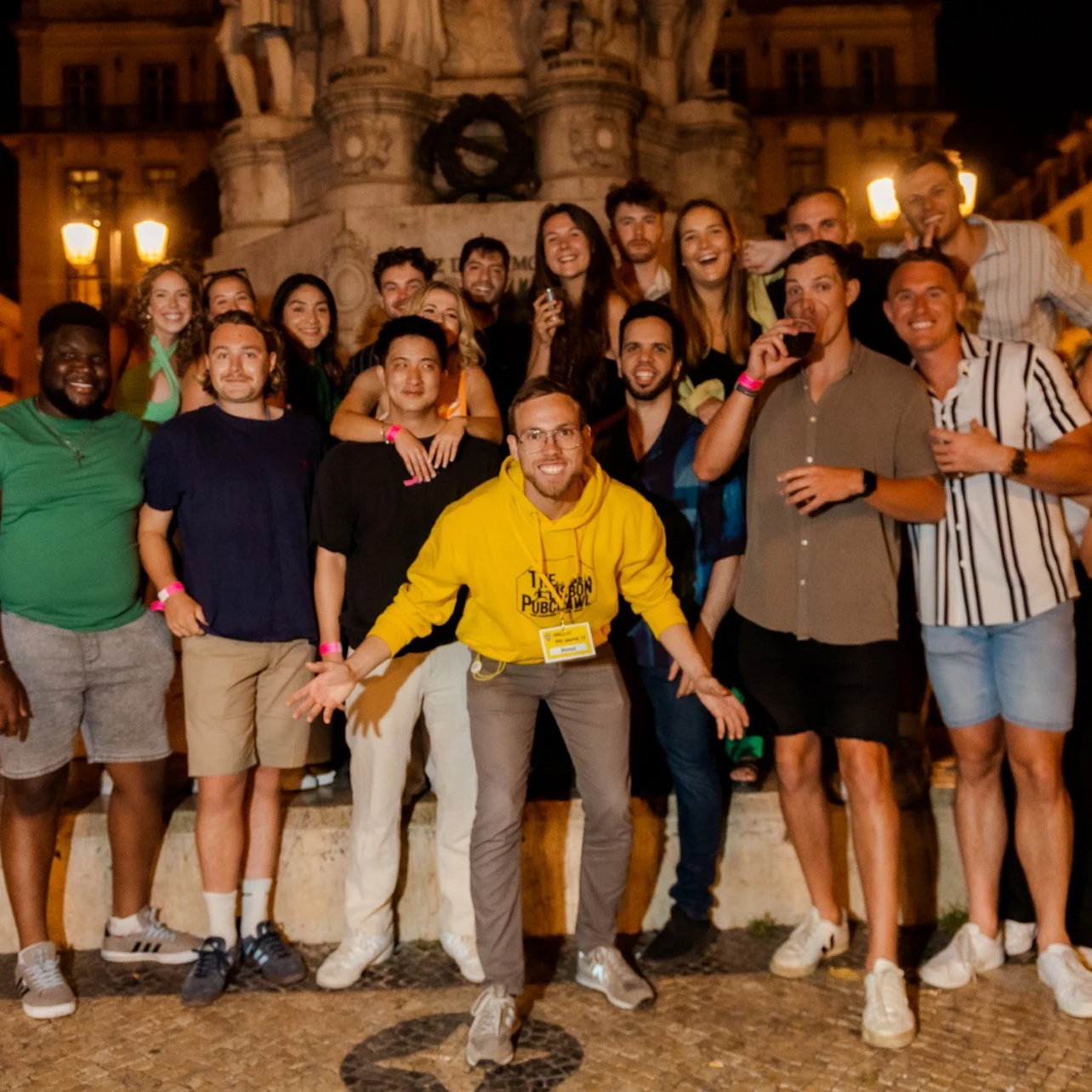 Lisboa: Pub Crawl Guiado + 8 Copas + Entrada Club VIP