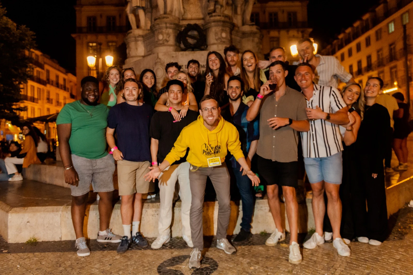 Lisbon: Guided Pub Crawl + 8 Drinks + VIP Club Entry