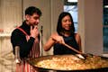 En gruppe mennesker er glade for at lave paella med Juliá Travel