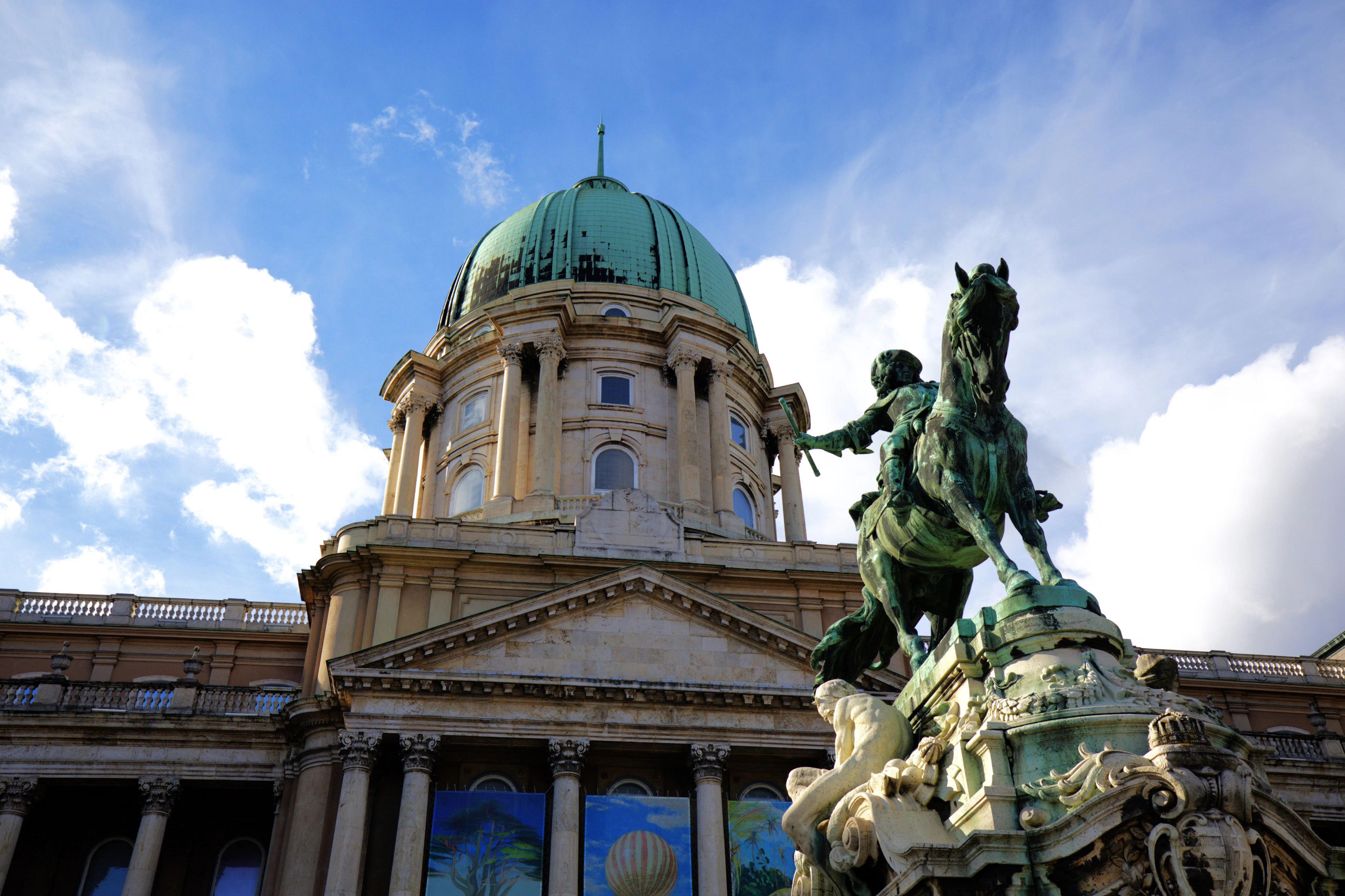 Budapest: Castle District Guided Tour + Sightseeing Bus Tour