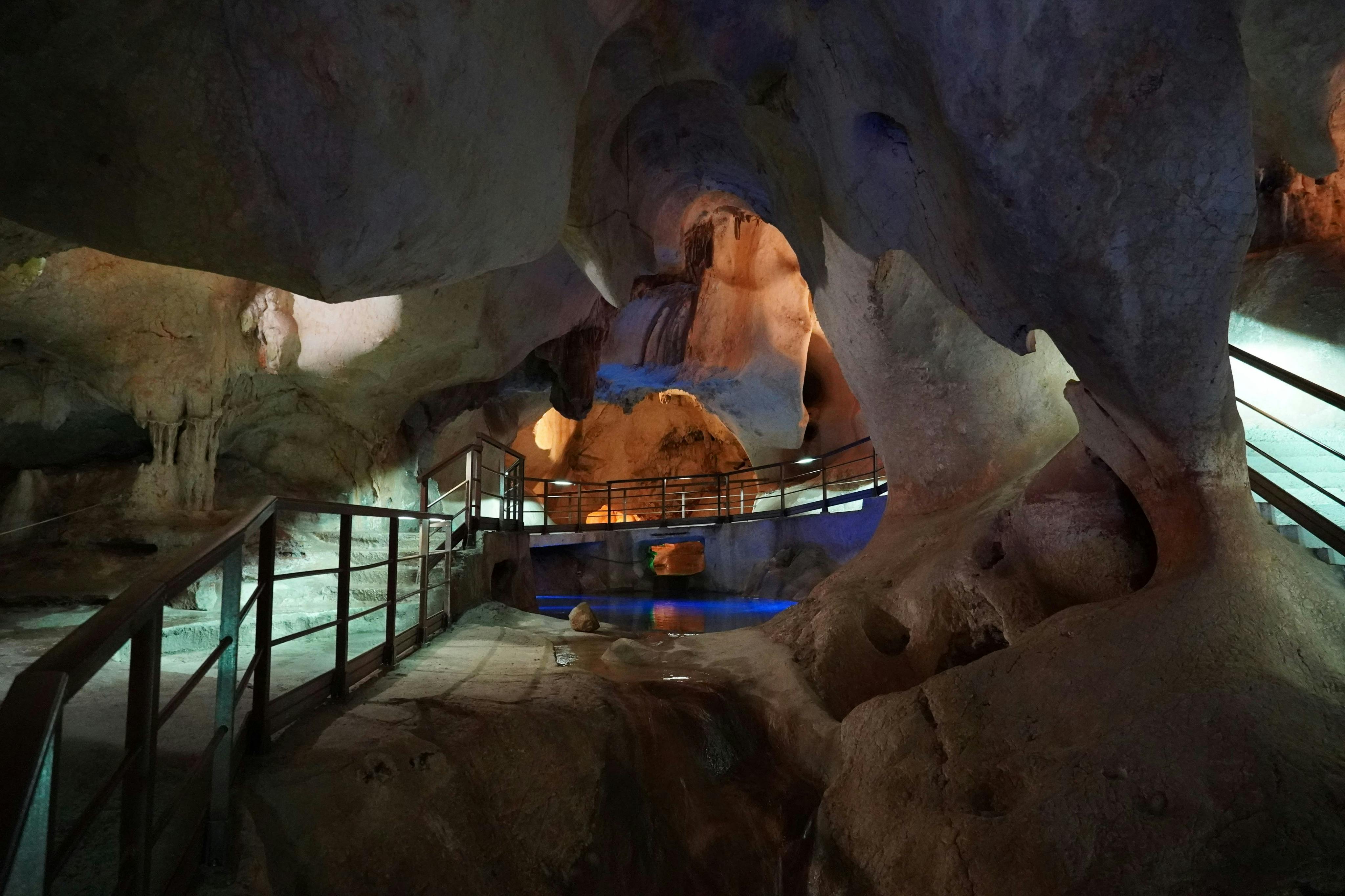 Malaga: Tour guidato in auto elettrica + ingresso alla Grotta del Tesoro — 2