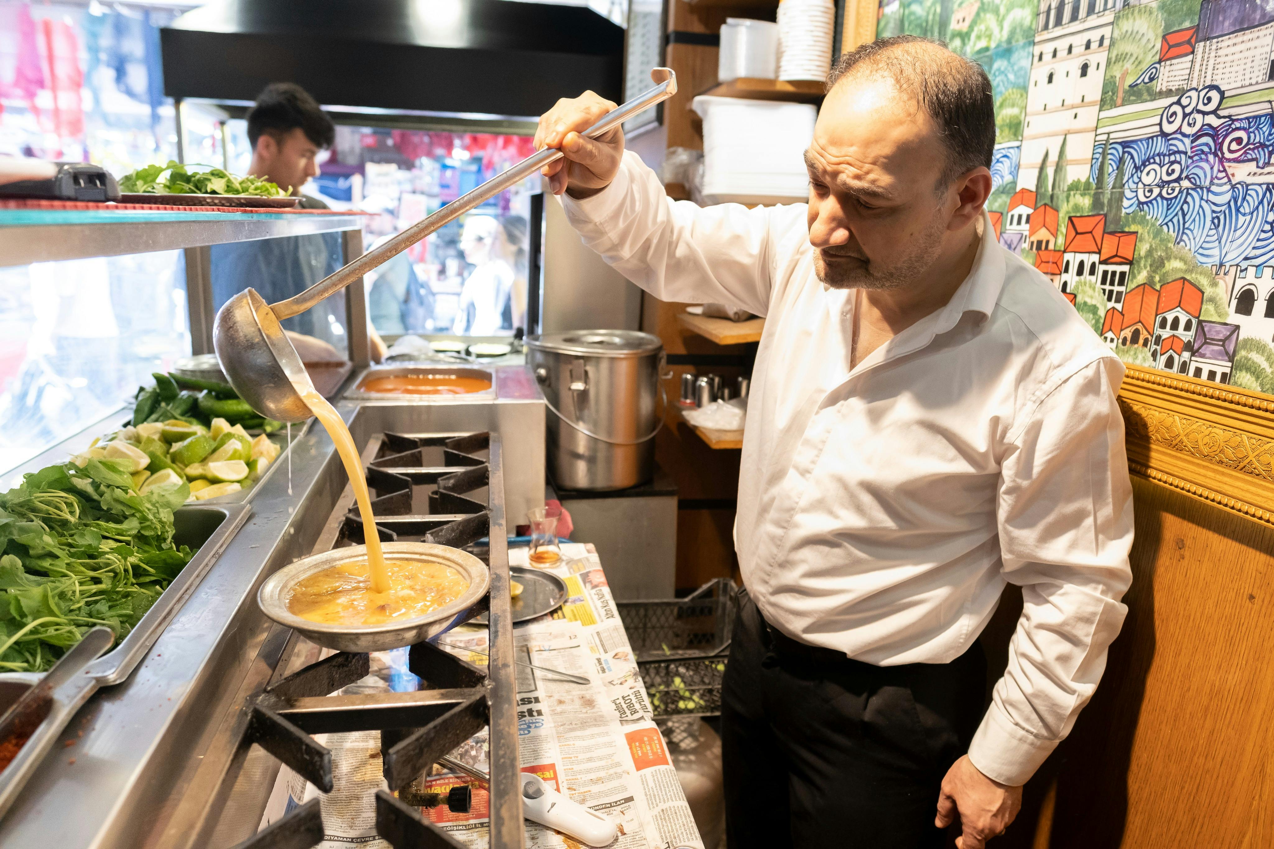 Les invités observent la préparation de la soupe d'agneau