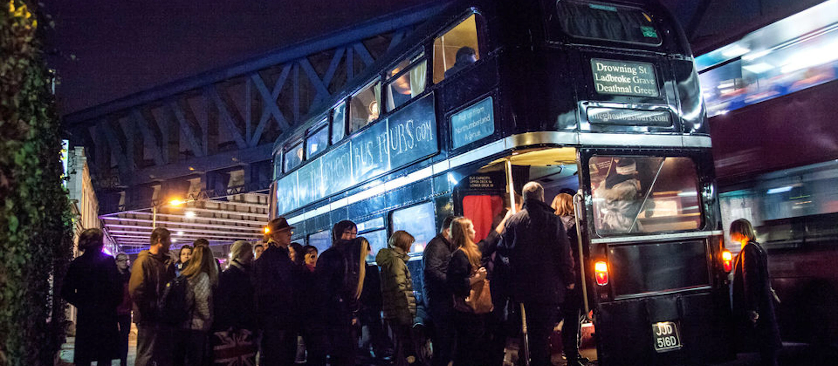Londoner Weihnachtsbeleuchtung im offenen Oldtimer-Bus erleben