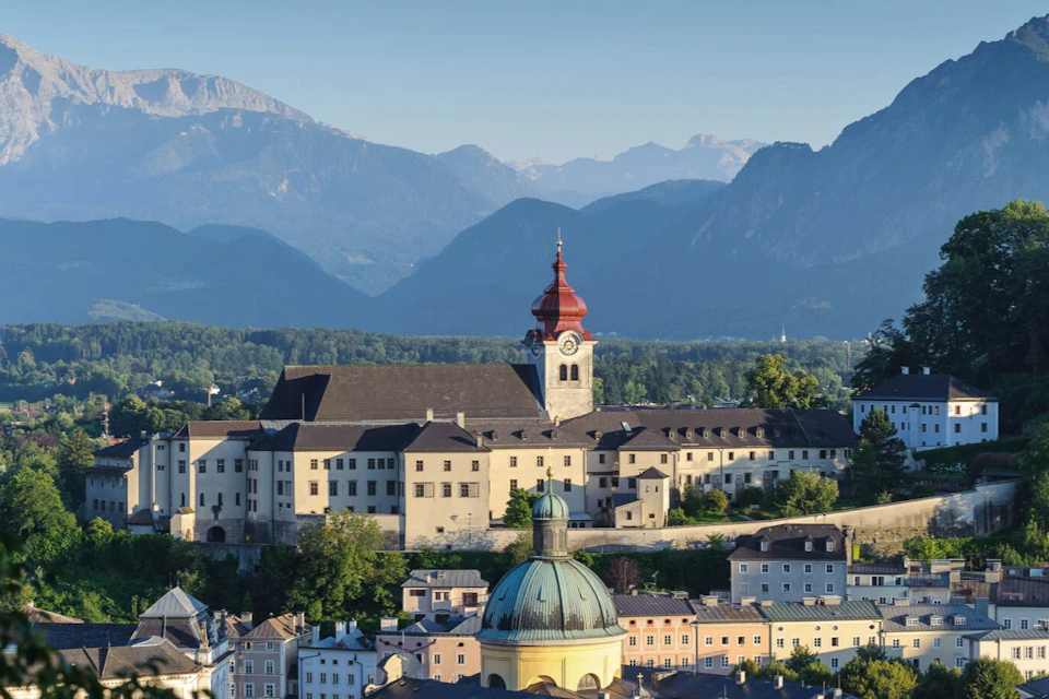 Sound of Music Tour with Schnitzel & Noodles