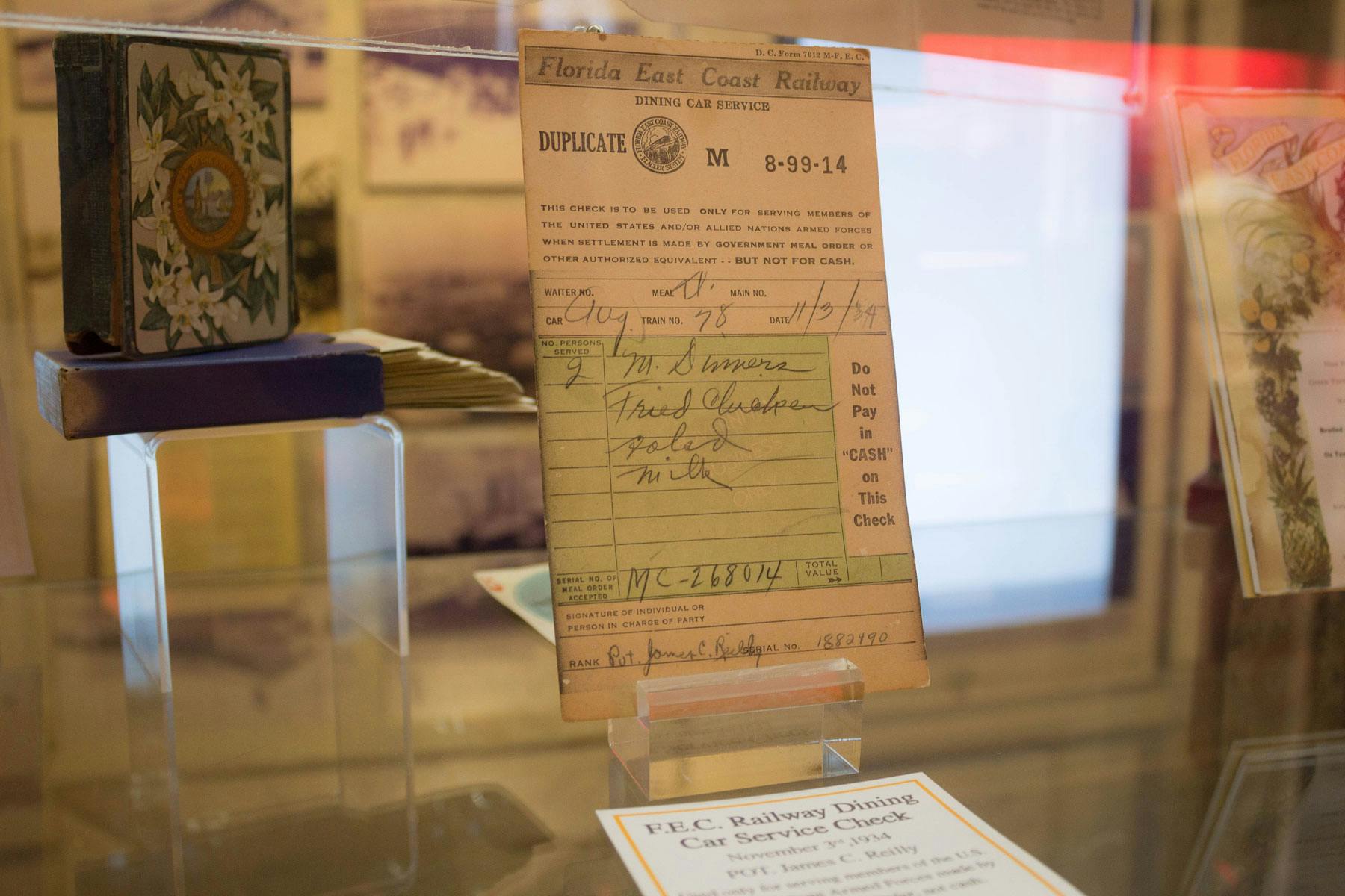 En gammal servicekontroll för restaurangvagnar på Florida East Coast Railway som visas i ett glasfodral med en maskinskriven och handskriven form.