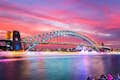 VIVID-Kreuzfahrten im Hafen von Sydney