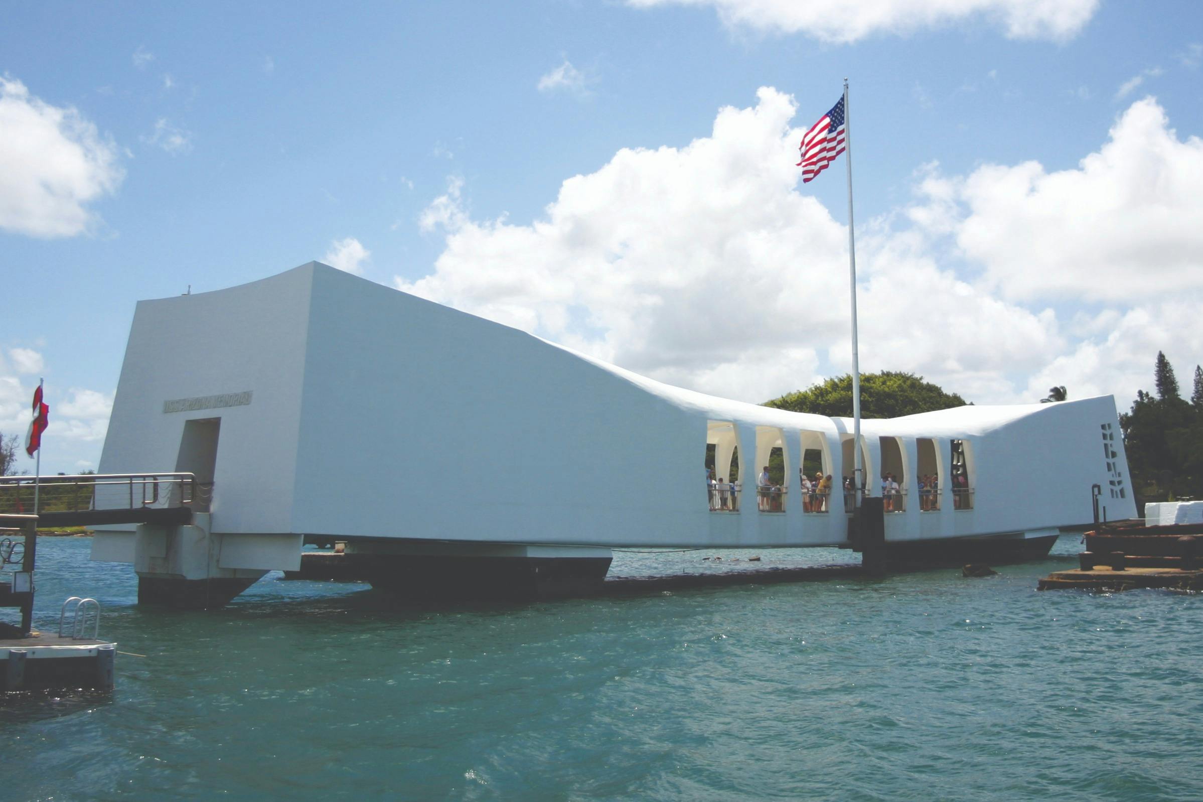 Pearl Harbor: World War II Sites Guided Tour from Waikiki + Buffet Lunch