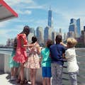 一家人在纽约市观光游船上