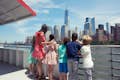 familie auf einer sightseeing-kreuzfahrt in new york city