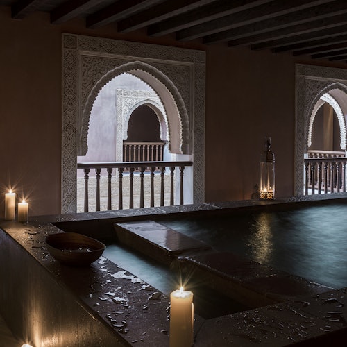 Hammam Al Ándalus Málaga con masaje y limpieza sobre piedras calientes