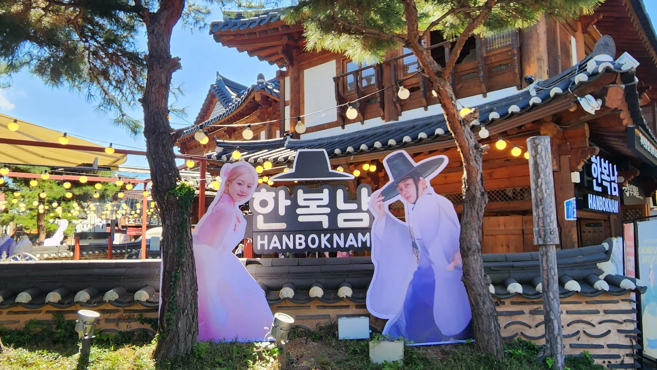 Hanboknam Jeonju: 1-Day Hanbok Rental with Hair Styling & Photoshoot