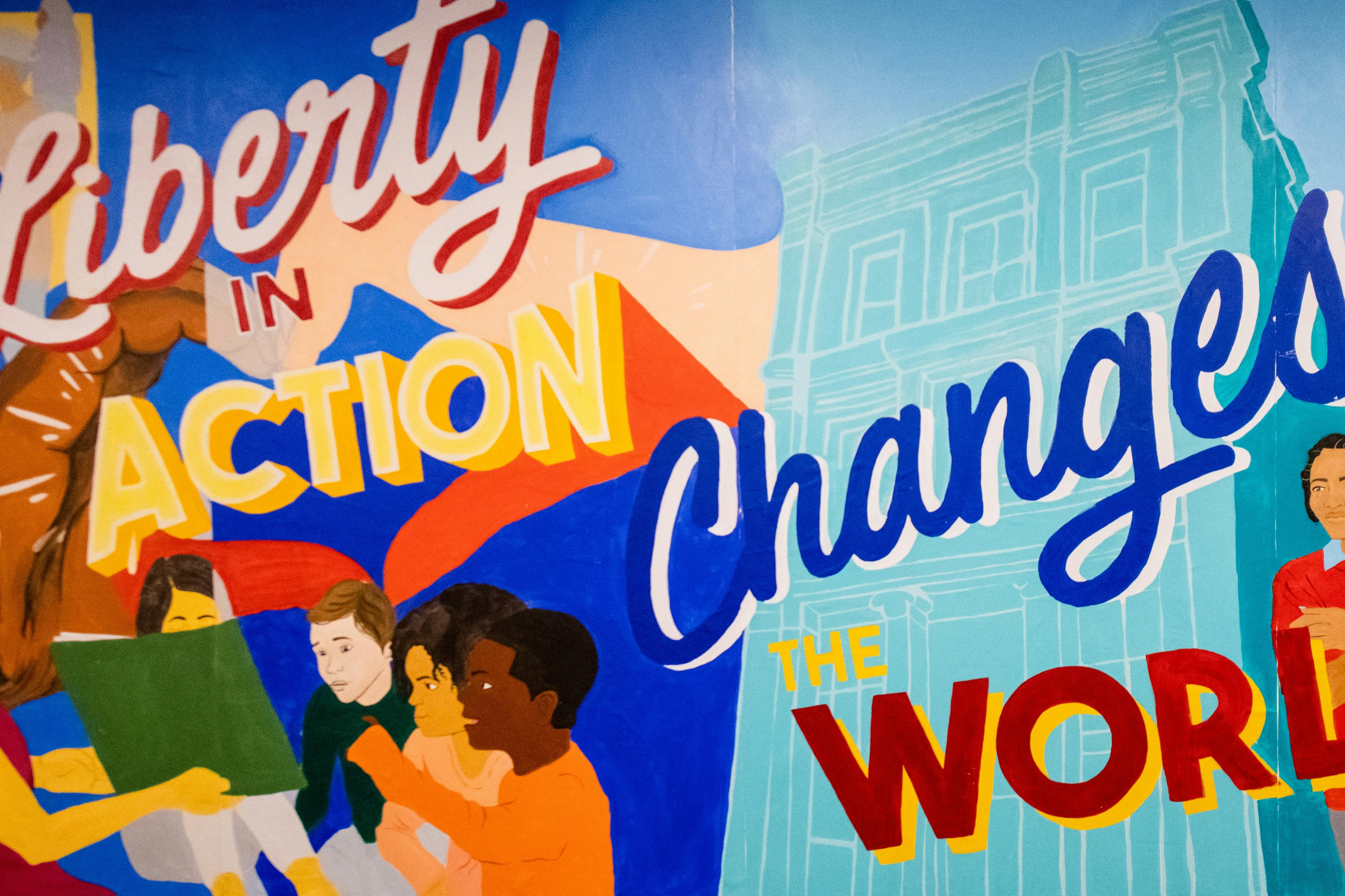 参观位于国家自由博物馆的自由行动壁画。