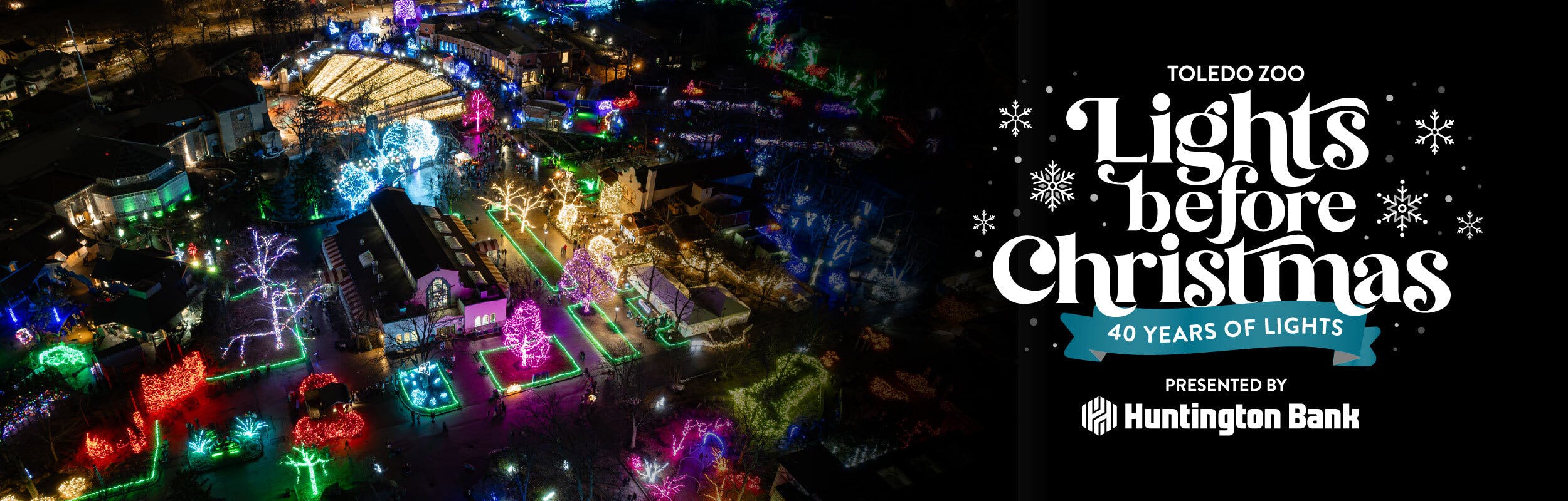 축제 장식과 나무 조명이 있는 톨레도 동물원의 다채로운 "Lights Before Christmas" 행사의 공중 전망.