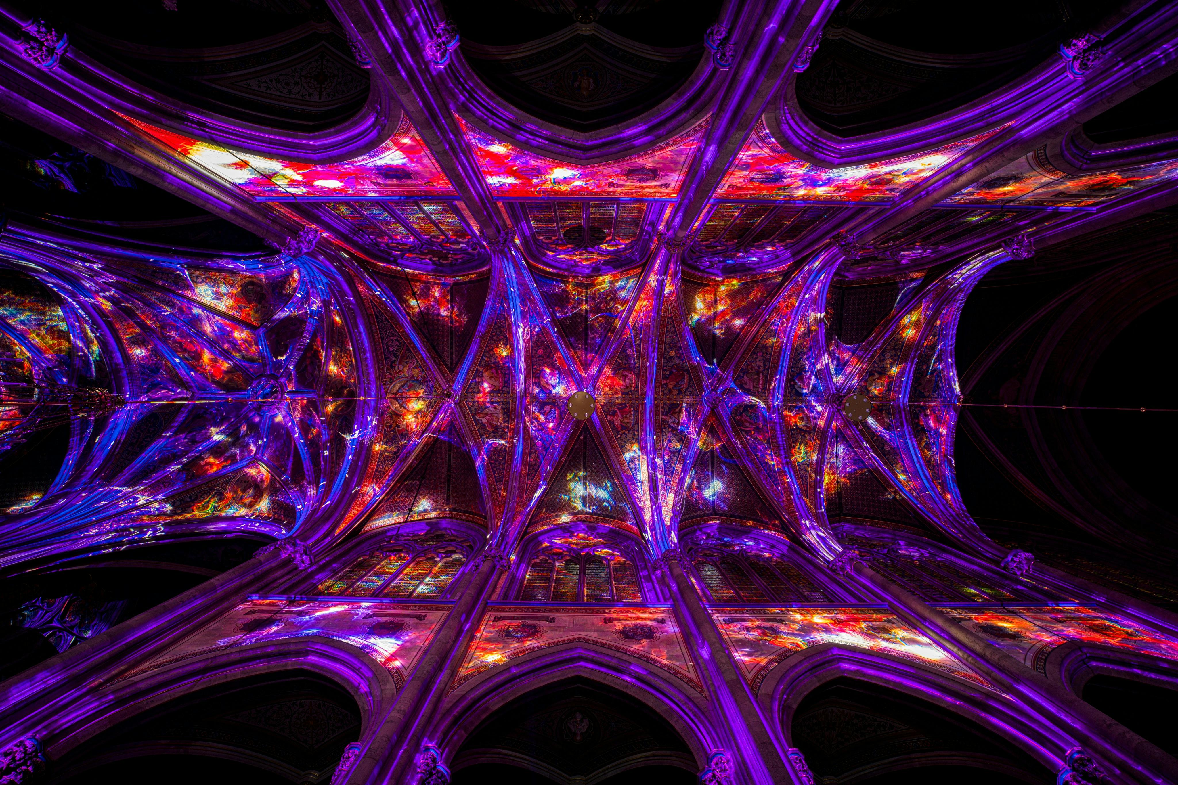 beleuchtete Decke der Votivkirche