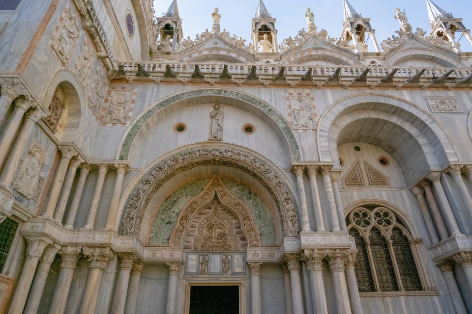 Detail of the side facade