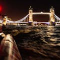 乘船游览伦敦最具标志性的地标性建筑，欣赏迷人的灯光