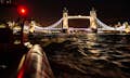 Fahren Sie vorbei an den berühmtesten Wahrzeichen Londons, die in atemberaubende Lichter gehüllt sind