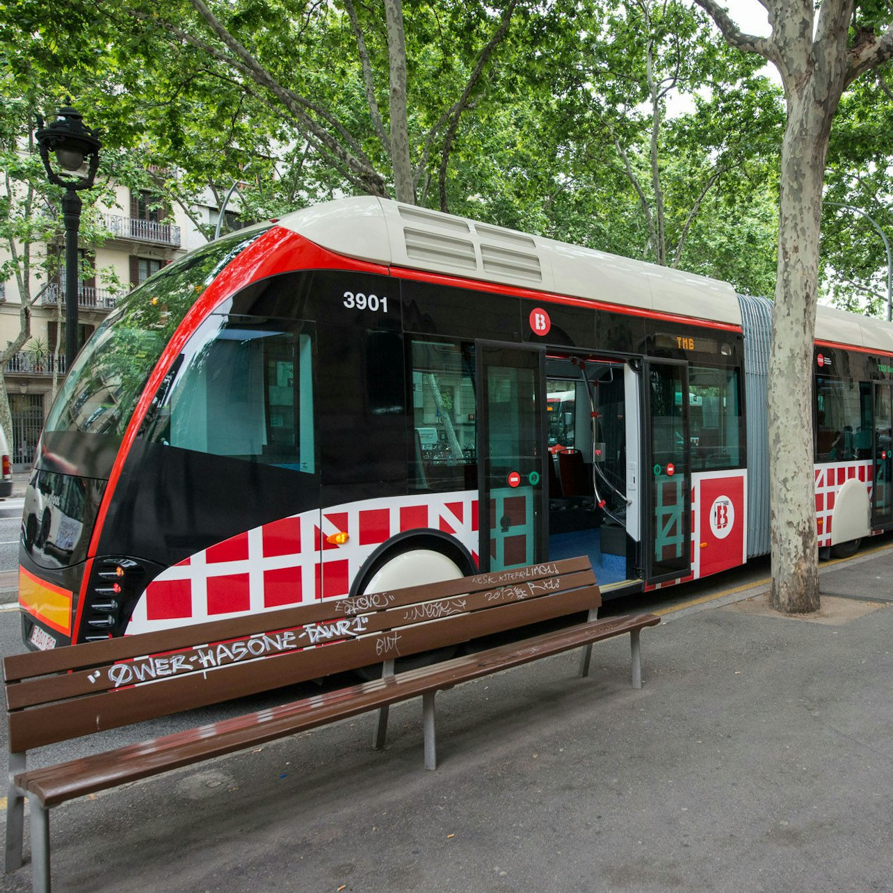 Hola Barcelona: Public Transport Card in Barcelona β Tiqets