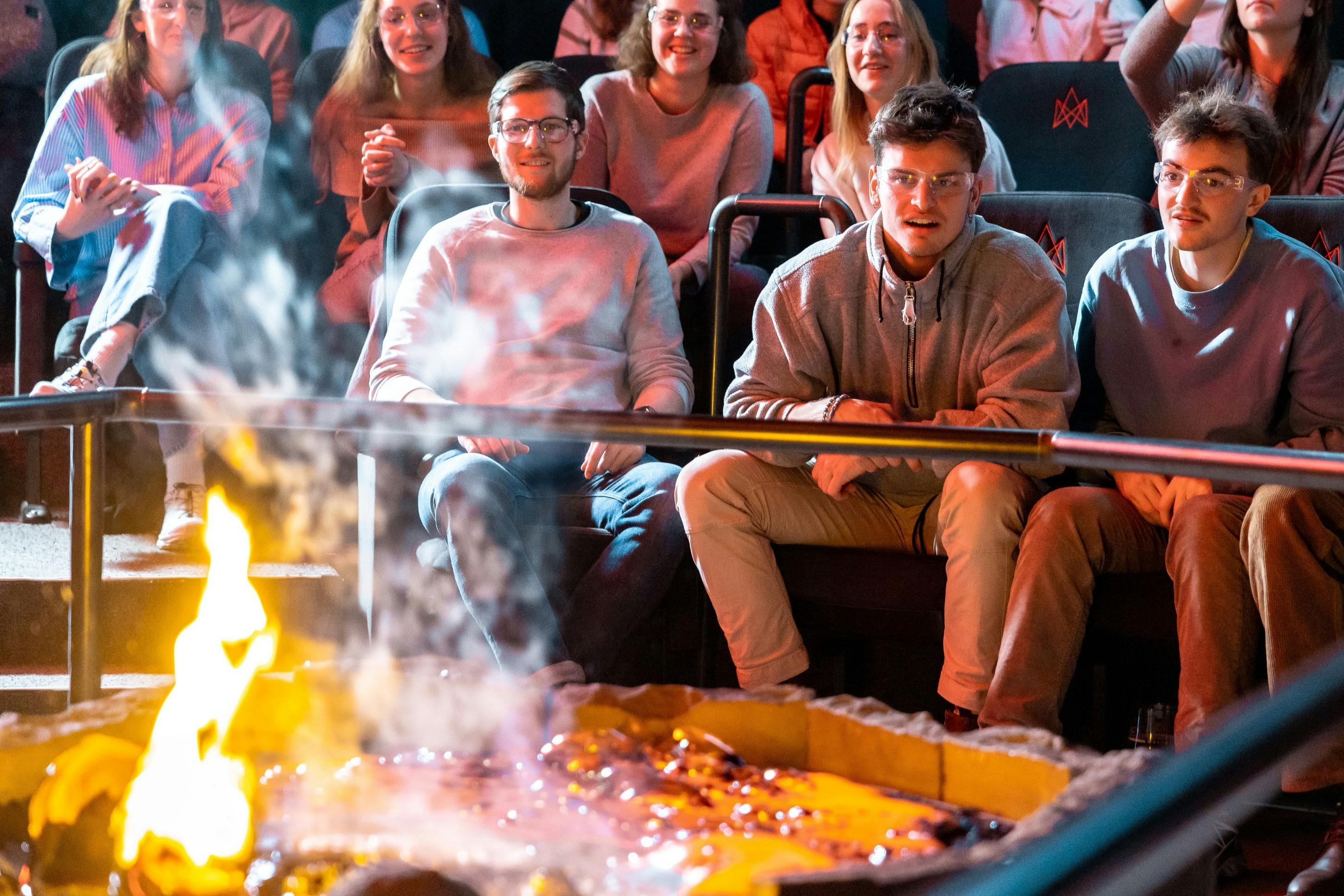 Μια ομάδα ανθρώπων παρακολουθεί λευκή καυτή λάβα στο Lava Show.