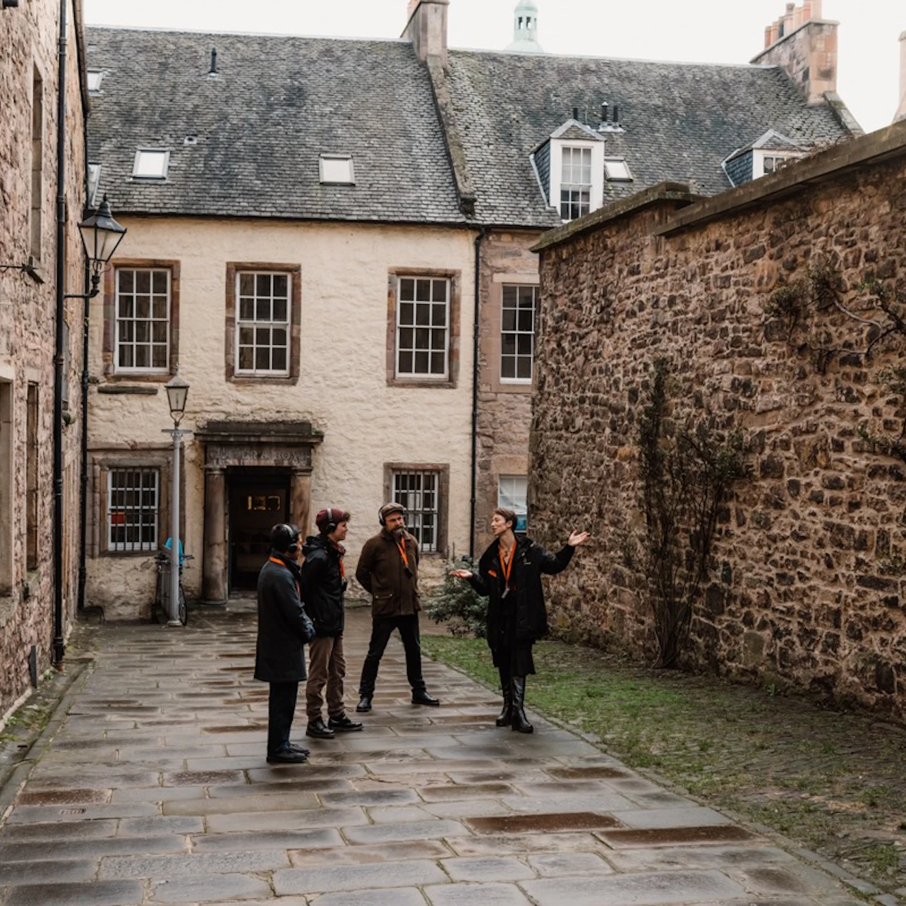 Edinburgh Castle & Royal Mile: Guided Walking Tour in Edinburgh β Tiqets