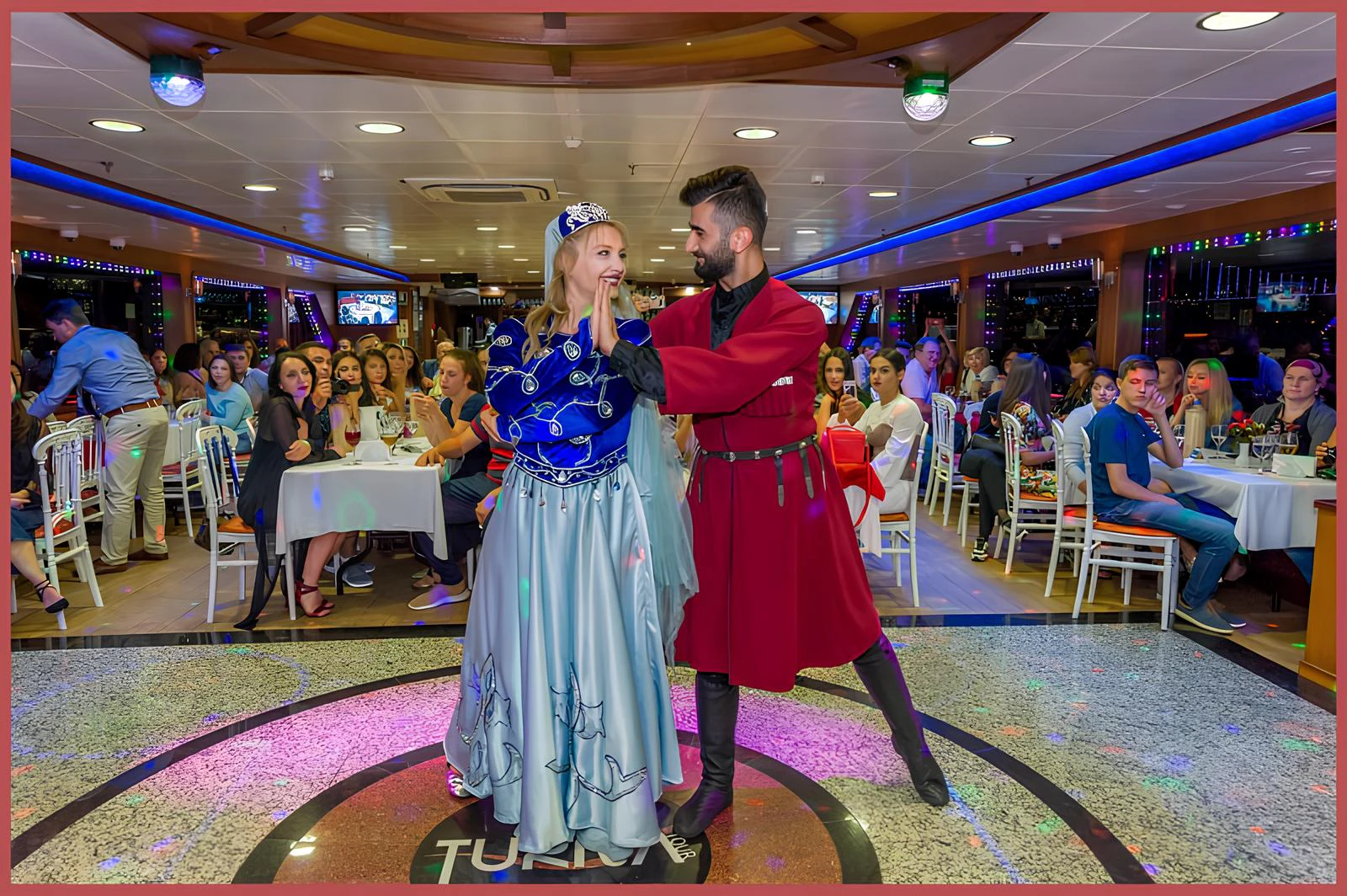 Estambul: Cena en crucero de 4 horas por el Bósforo con espectáculo de danza otomana