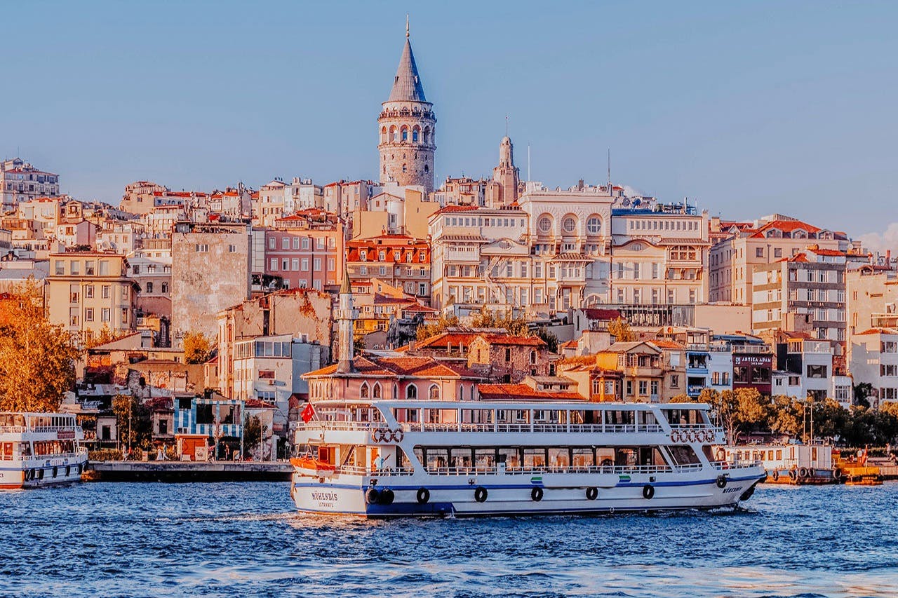Κρουαζιέρα στον Βόσπορο που περνά κατά μήκος των ακτών του Γαλατά