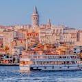 Bosporus Cruise die langs de oevers van Galata vaart