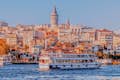 Bosporus Cruise die langs de oevers van Galata vaart
