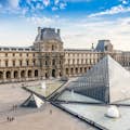 Weitwinkelperspektive der Glaspyramide und des Innenhofs des Louvre